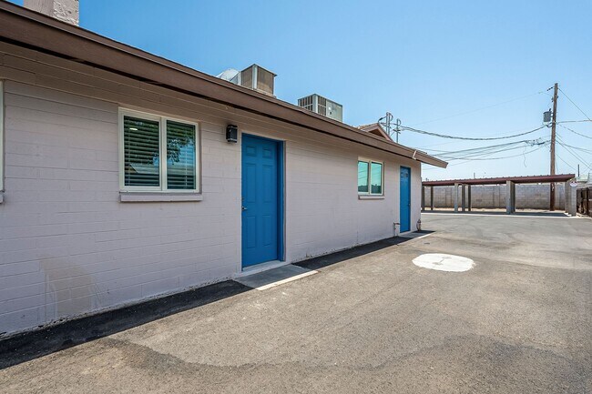 Building Photo - Fully remodeled Casita style apartment hom...