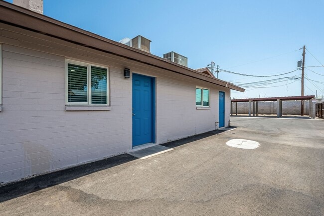 Building Photo - Renovated open floorplan