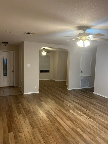Building Photo - 3200 John Porter Dr