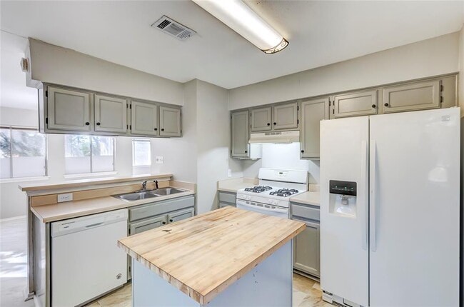 Building Photo - 6415 Jennings Dr
