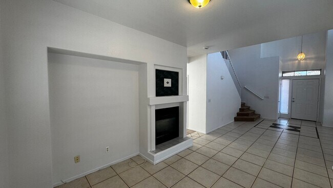 Building Photo - Pool & Spa plus 4 bedrooms