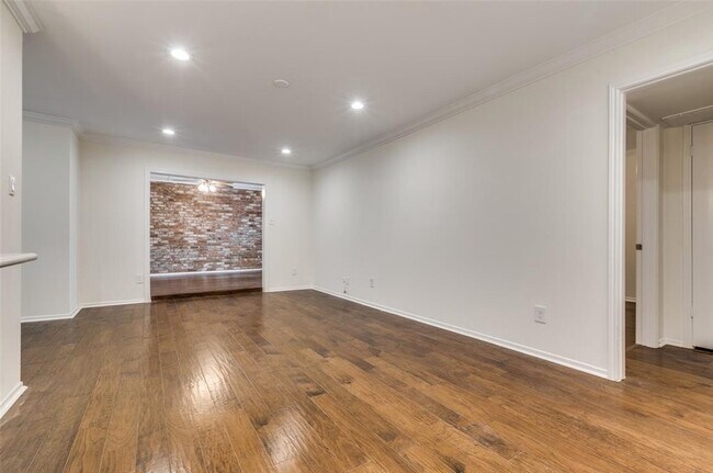 Building Photo - 357 N Post Oak Ln