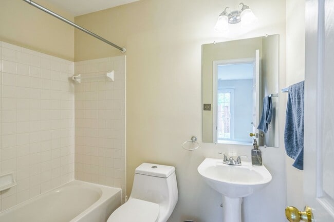 Building Photo - Comfort & Convenience in the Heart of Sterling