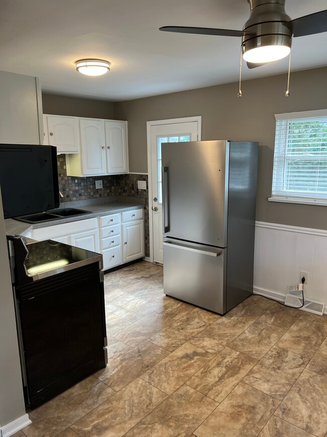 Building Photo - 1122 Sharon Ave