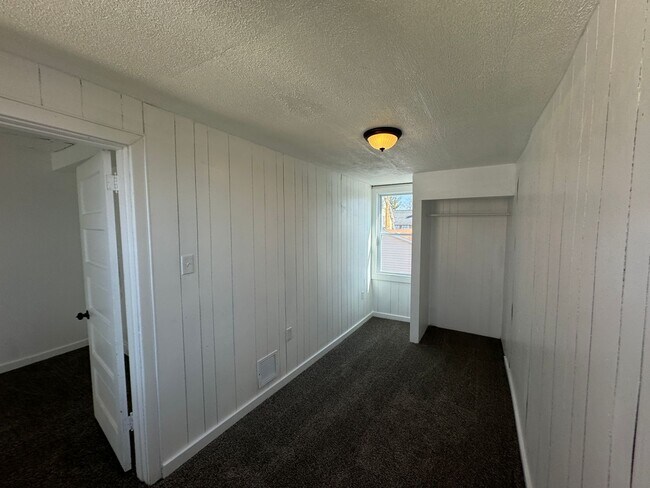 Building Photo - 4 BEDROOM HOME AVAILABLE NOW!!