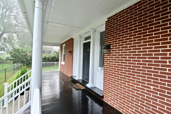 Building Photo - 147 Lachenour Ave