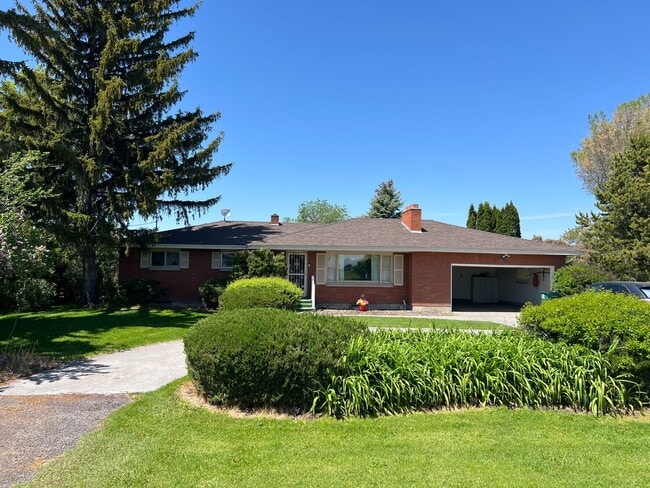 Building Photo - Charming 4-Bed, 1.5-Bath Home on the Outsk...