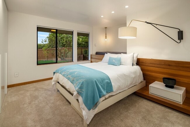 Building Photo - 3Bd/3.5Ba Clyde Hill Home