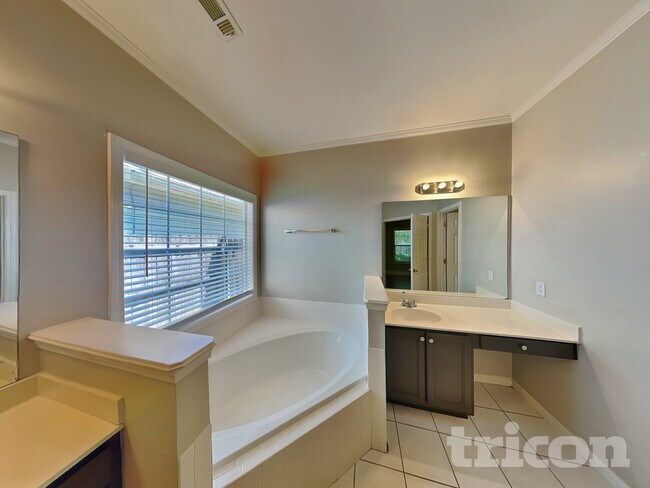 Building Photo - 123 Clarin Way