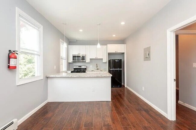 Building Photo - 705 8th St