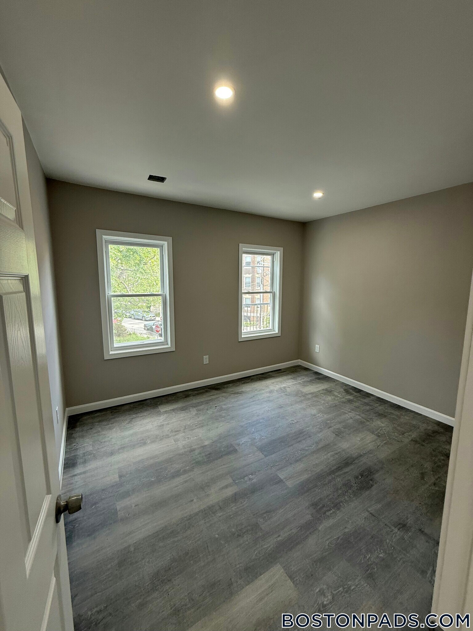 Building Photo - 16 Long Ave