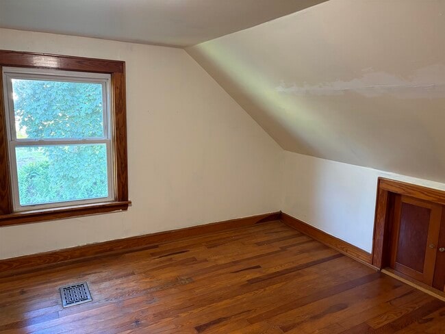 Building Photo - 1420 Woodbury Ave