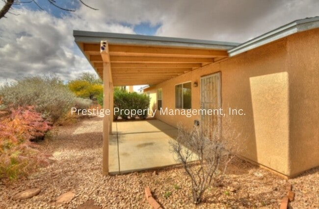 Building Photo - 3/2 Beautiful Rita Ranch Home With Open Design!!!