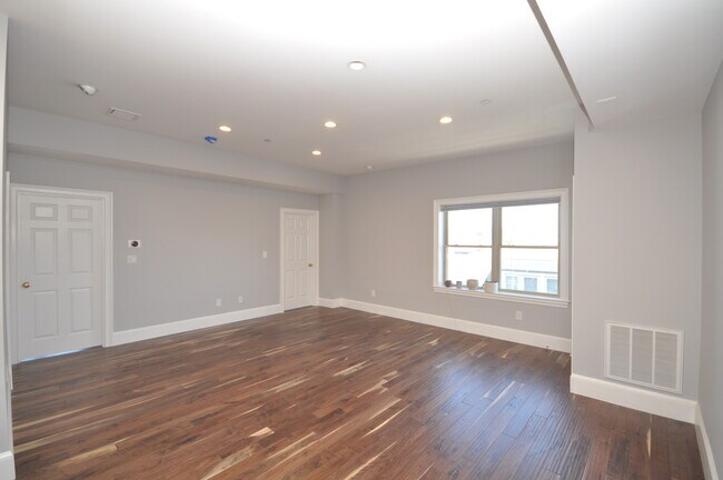 Building Photo - 120 W 7th St