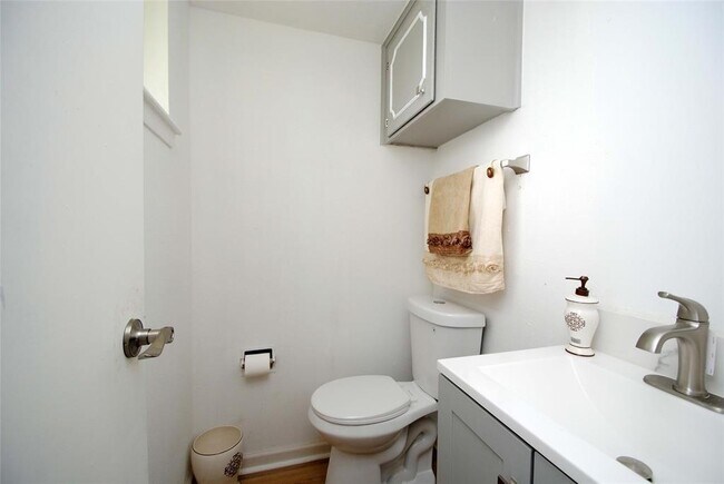 Building Photo - 2135 Bunzel St