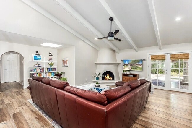 Building Photo - 8070 E Vía Bonita