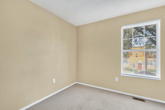 Building Photo - 28 Linwood Ave