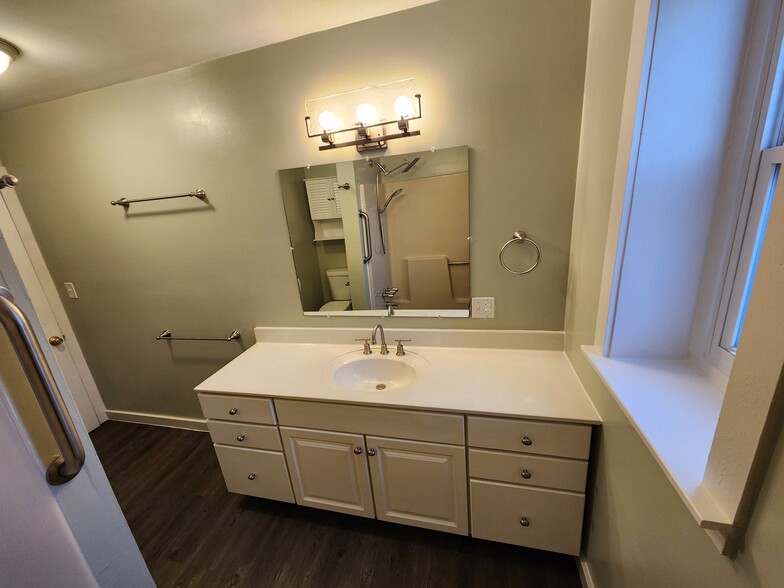 Full bathroom sink vanity - 111 Verbeke St