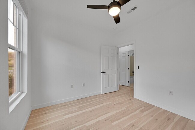 Building Photo - $2,350 - 2 Bed, 2 Bath Condo in Aurora wit...