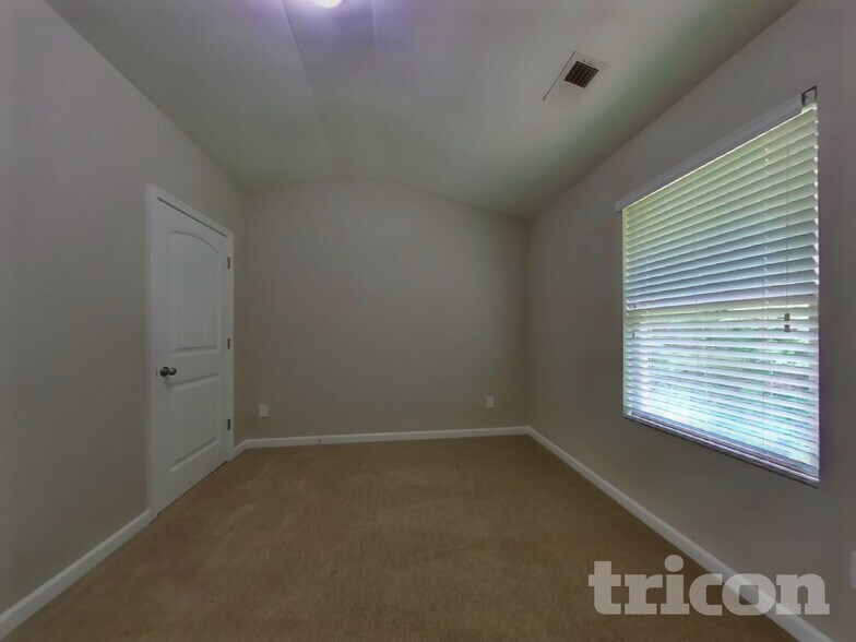 Building Photo - 347 Hawthorn Dr