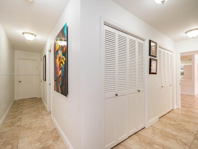 Building Photo - 15110 N Saxon Cir