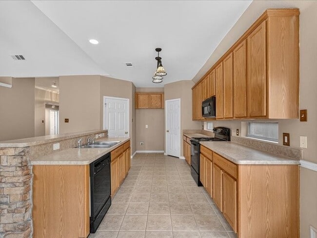 Building Photo - 5912 Meadowglen Dr