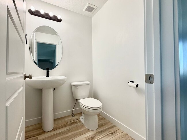Building Photo - 3 Bed + 2.5 Bath Townhome w/ Garage, Storage & Dogs Allowed Near Jordan Landing