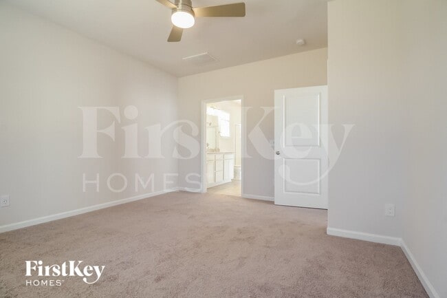 Building Photo - 530 Hillpark Ln