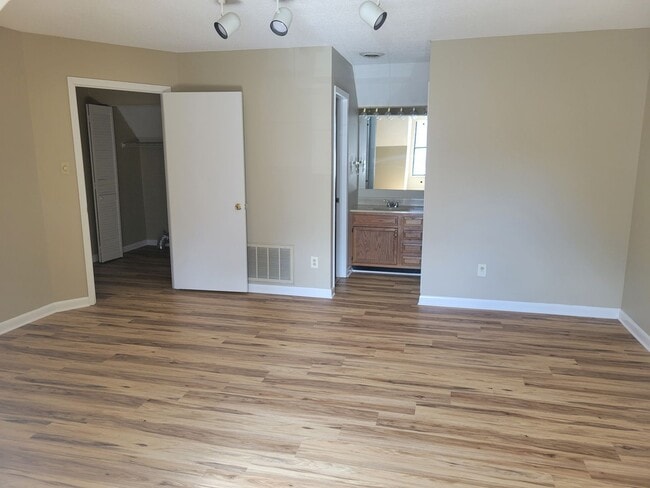 Building Photo - Knoxville 37922 - 2 bedroom, 2 bath townho...
