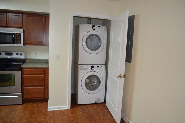 Building Photo - Charming Townhome in Prime Broadway Location – Steps from Parks & Outdoor Amenities!