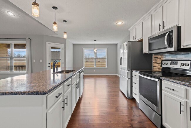 Building Photo - Available Dec 5!