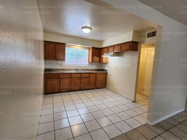 Building Photo - Townhouse unit. 2 bedrooms 1.5 bath call o...