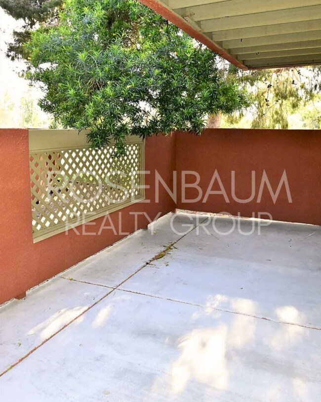 Building Photo - Beautiful 2-beds, 2-baths ground-level cor...