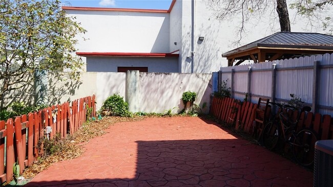 Building Photo - 331 NW 82nd Ave