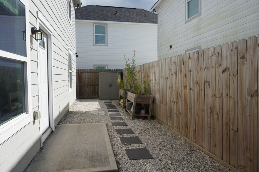 Building Photo - 8724 Peachtree St