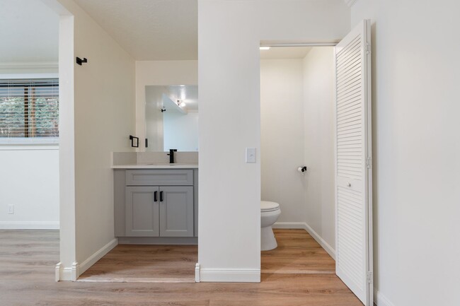 Building Photo - Renovated 2BR in Milwaukie
