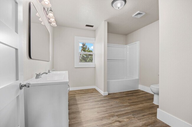 Building Photo - 3 Bedroom 1 Bathroom House