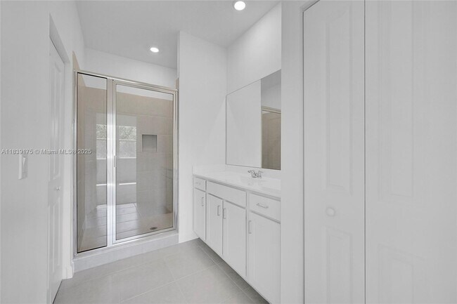 Building Photo - 4548 Hollister Ave