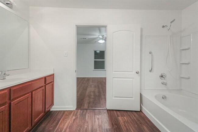 Building Photo - 1208 Bluffview Dr