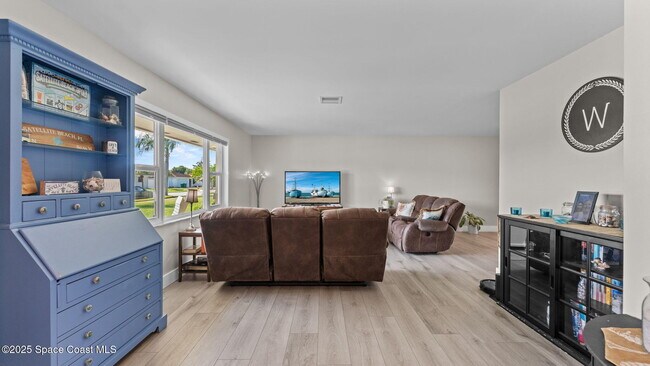 Building Photo - 375 Cherry Dr