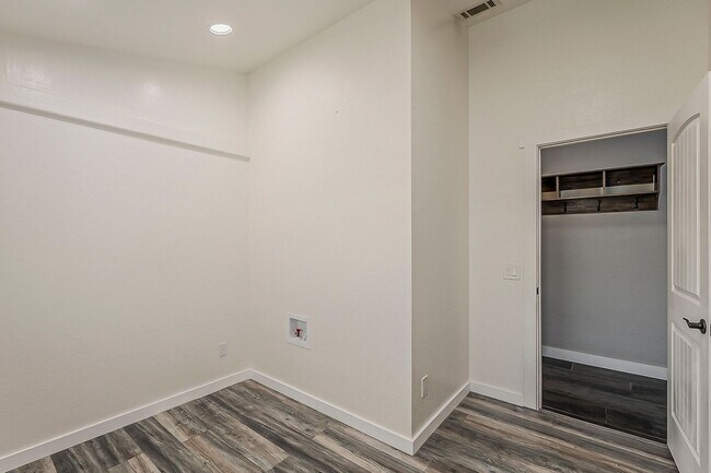 Building Photo - 4 bed, 2 bath home in Peoria