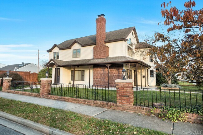 Building Photo - 8 Pearl St