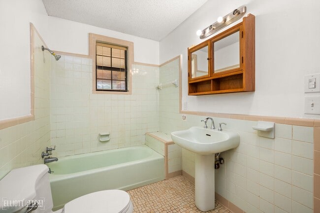 Building Photo - Check Out this 2 bed 1 bath in Alexandria