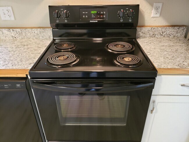 Building Photo - Spacious 2-Bedroom, 1-Bathroom Home AVAILABLE NOW!!