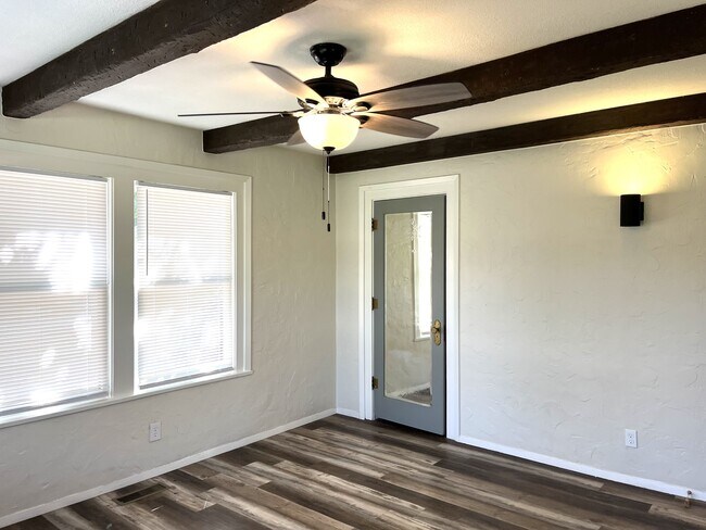 Building Photo - 834 S Western St