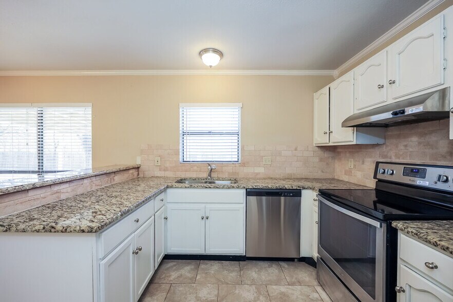 Building Photo - 7531 Lago Frio