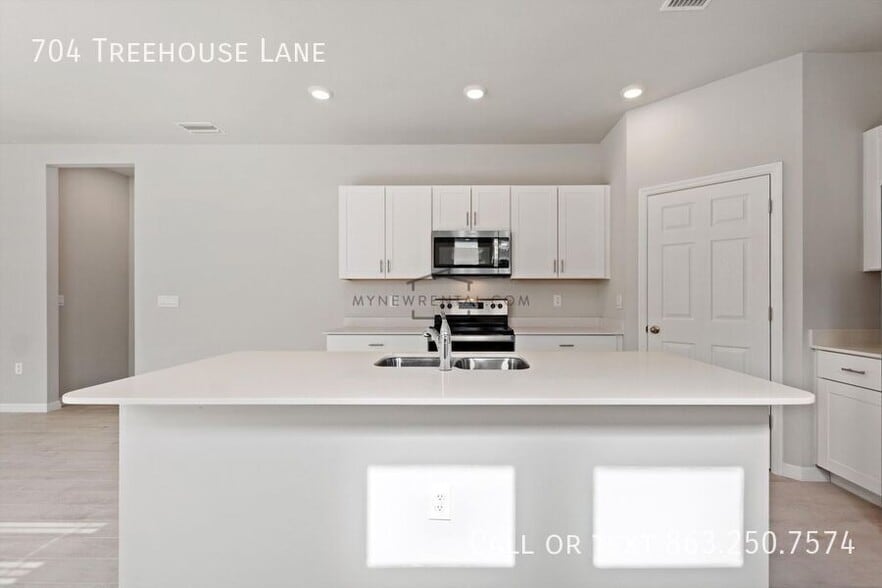 Building Photo - 704 Treehouse Ln