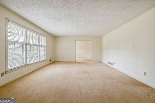 Building Photo - 5140 Lakewood Dr