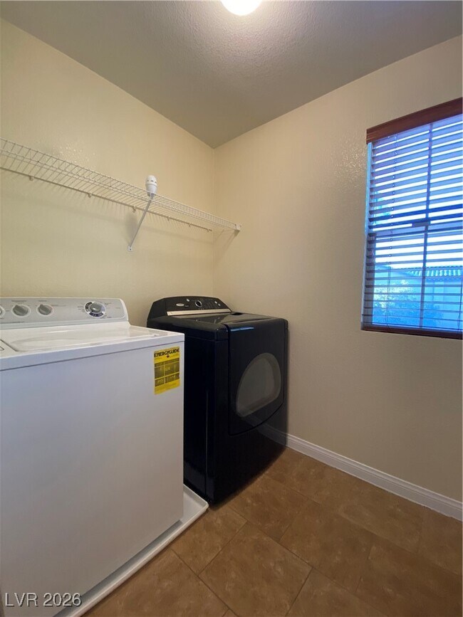 Building Photo - 11046 Fort Bowie St