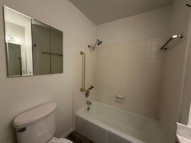 Building Photo - DARLING TOWNHOME FOR RENT!